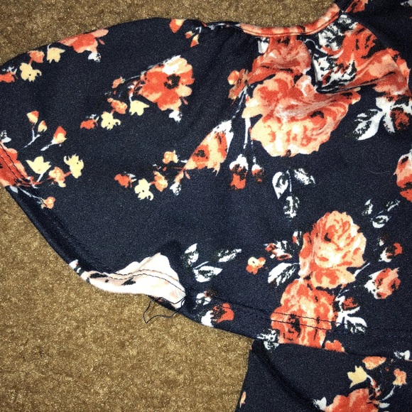 (Sold)Try this Floral off shoulder top L - Picture 5 of 5